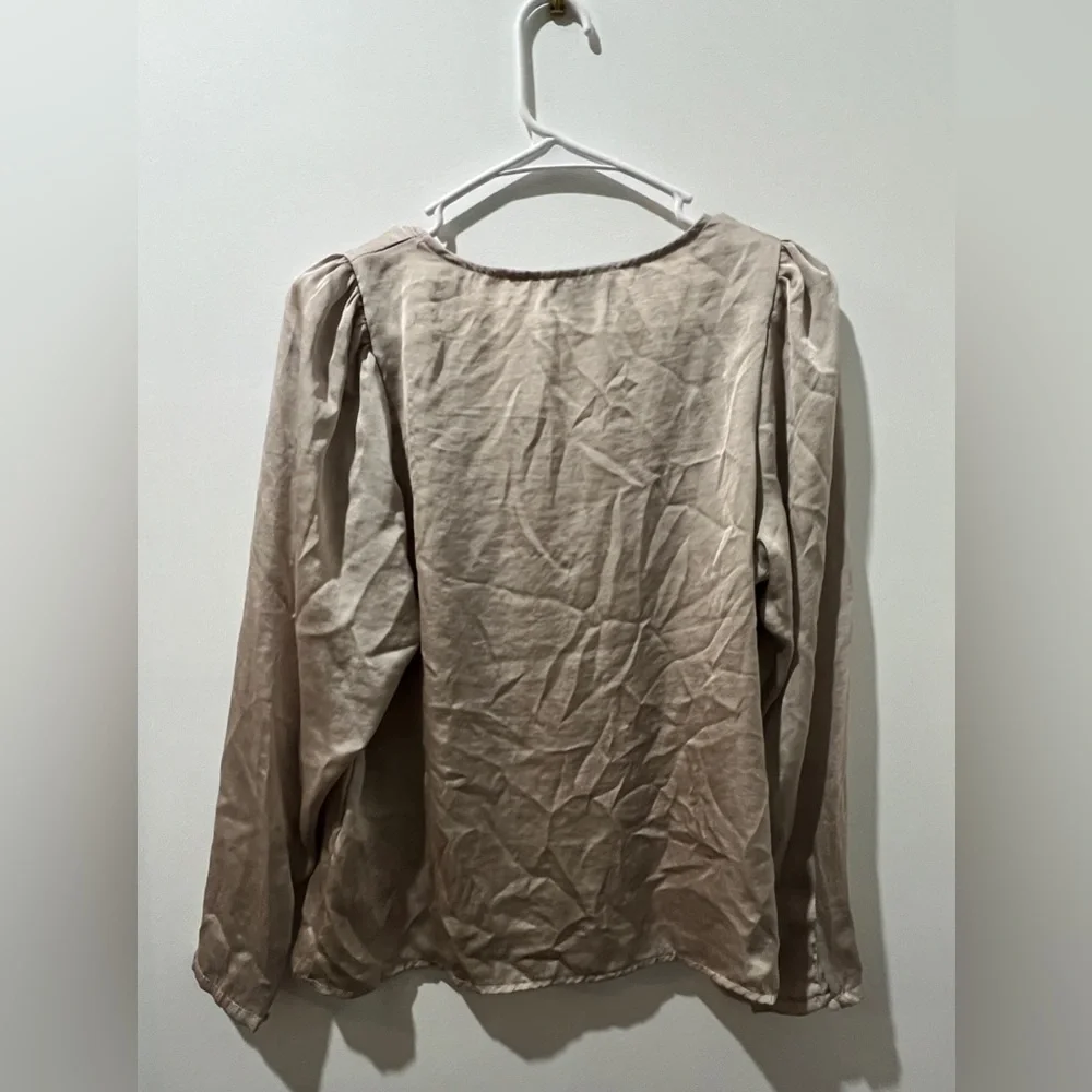 Carmen Marc Valvo Beige V-Neck Blouse - Picture 2 of 6